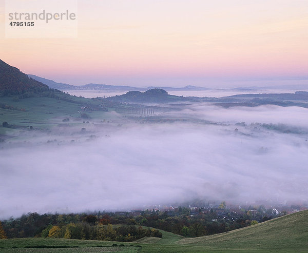 Frühnebel am Albtrauf nahe Beuren  Schwäbische Alb  Baden-Württemberg  Deutschland  Europa