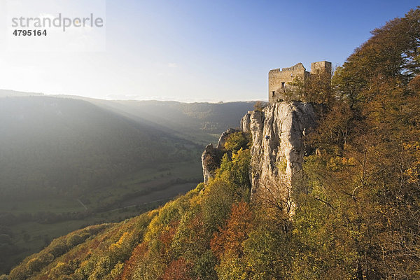 Burgruine Reußenstein über dem Neidlinger Tal im Herbst  Schwäbische Alb  Baden-Württemberg  Deutschland  Europa