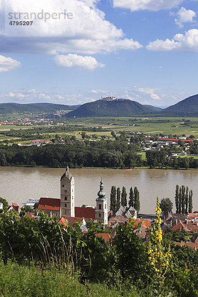 Kirchtürme von Frauenbergkirche und Pfarrkirche St Nikolaus  Stein an der Donau  hinten Stift Göttweig  Wachau  Waldviertel  Niederösterreich  Österreich  Europa