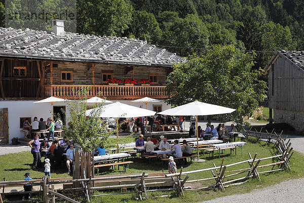 Biergarten vor Wofenhof  Markus Wasmeier Bauernhof- und Wintersportmuseum Schliersee  Mangfallgebirge  Oberbayern  Bayern  Deutschland  Europa