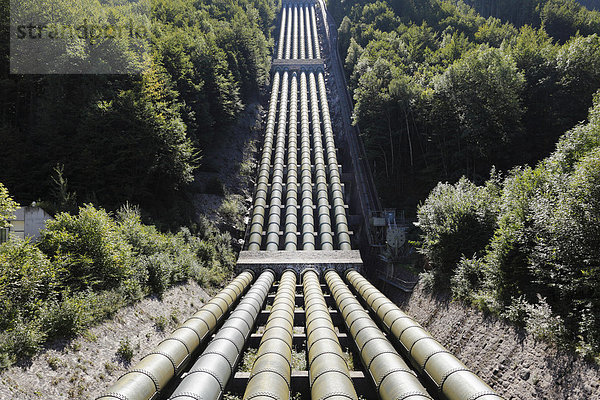 Rohrleitungen aus Walchensee zum Kochelsee  Walchenseekraftwerk  Kochel  Oberbayern  Bayern  Deutschland  Europa