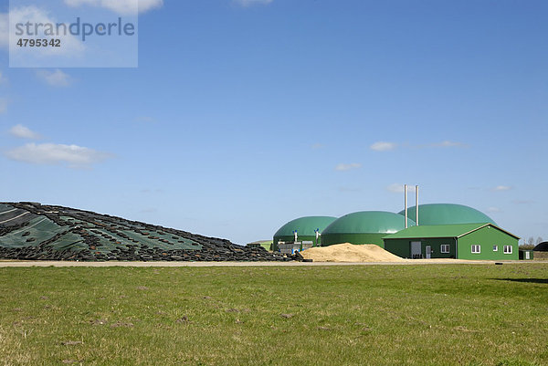 Biogasanlage  Biomassekraftwerk  mit Blockheizkraftwerk und angrenzendem Fahrsilo  Maissilage