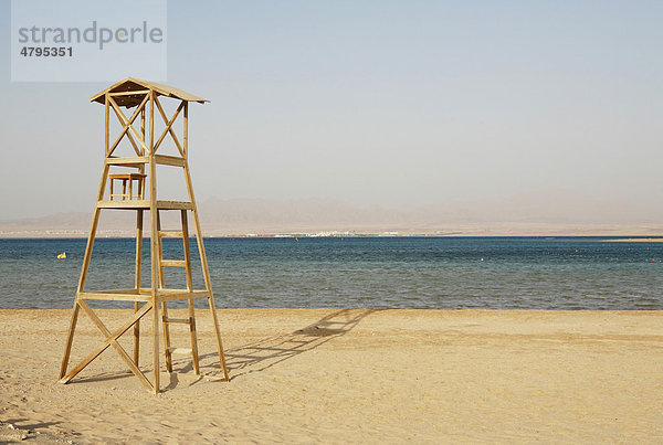 Rettungsschwimmer-Turm  leer  Morgenlicht  Soma Bay  Rotes Meer  Ägypten  Afrika