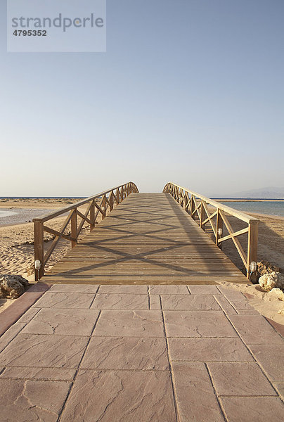 Holzbrücke  Steg mit Geländer  Morgenlicht  Soma Bay  Rotes Meer  Ägypten  Afrika