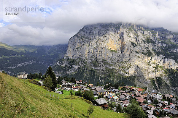 Blick auf das traditionelle autofreie Walser-Bergdorf Mürren über dem Lauterbrunner Tal  gegenüber der Staldenfluh  Kanton Bern  Schweiz  Europa