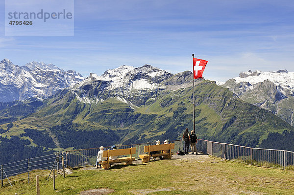 Aussichtsplattform auf der Bergstation vom 2334 Meter hohen Männlichen mit Blick auf das 2973 Meter hohe Schilthorn in den Berner Alpen  Kanton Bern  Schweiz  Europa