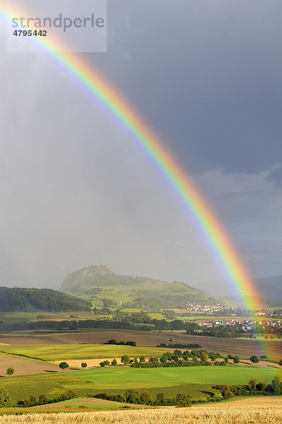 Blick in den Hegau mit dem Hohentwiel  davor ein Regenbogen  Landkreis Konstanz  Baden-Württemberg  Deutschland  Europa