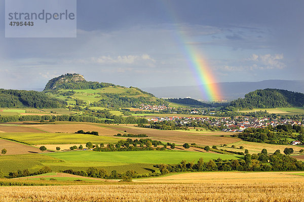 Blick in die Hegaulandschaft mit dem Hohentwiel und einem Regenbogen  Landkreis Konstanz  Baden-Württemberg  Deutschland  Europa