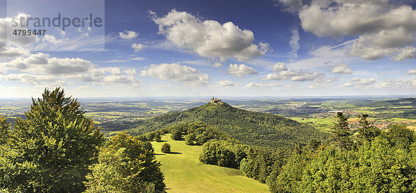 Blick vom Zeller Horn zur Burg Hohenzollern  davor die Zellerhornwiese  Zollernalbkreis  Baden-Württemberg  Deutschland  Europa