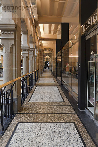 Arkaden im Einkaufstempel  Magna Plaza  Innenhof  Einkaufszentrum im ehemaligen Gebäude der Hauptpost  Nieuwezijds Voorburgwal  Amsterdam  Holland  Niederlande  Europa