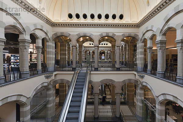 Arkaden im Einkaufstempel  Magna Plaza  Innenhof  Einkaufszentrum im ehemaligen Gebäude der Hauptpost  Nieuwezijds Voorburgwal  Amsterdam  Holland  Niederlande  Europa