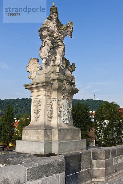 Die Statue der Hl. Ludmilla  Karlsbrücke  Moldau  UNESCO Weltkulturerbe  Prag  Tschechische Republik  Europa