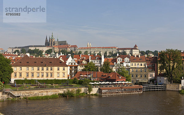 Blick von der Karlsbrücke auf die Altstadt  Moldau  UNESCO Weltkulturerbe  Prag  Tschechische Republik  Europa