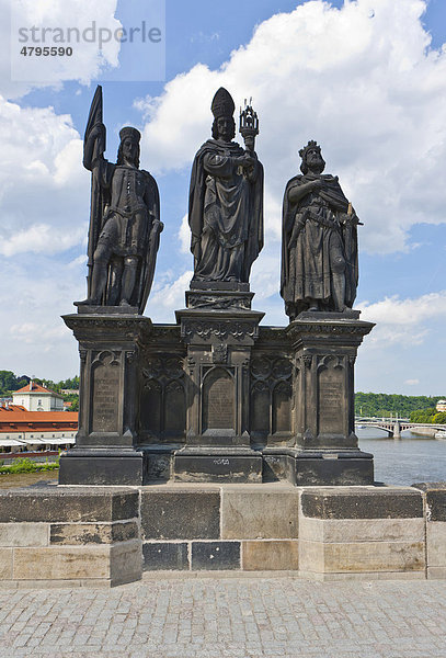 Die Statue des Hl. Norbert von Xanten  des Hl. Wenzel und des Hl. Sigismund  Karlsbrücke  Moldau  UNESCO Weltkulturerbe  Prag  Tschechische Republik  Europa