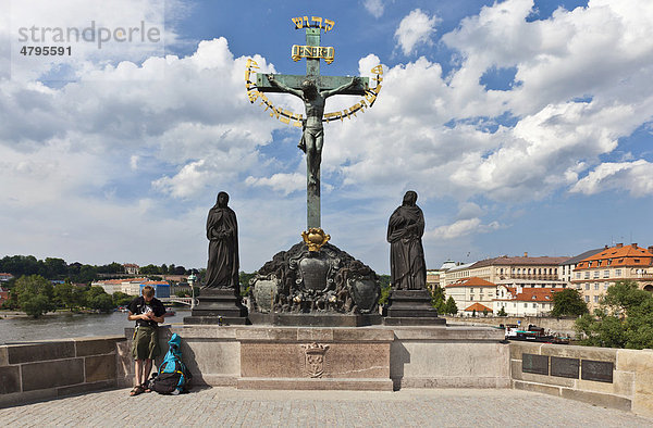 Bronzekruzifix  Karlsbrücke  Moldau  UNESCO Weltkulturerbe  Prag  Tschechische Republik  Europa