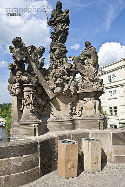 Die Statue der Madonna mit dem Hl. Bernhard  Karlsbrücke  Moldau  UNESCO Weltkulturerbe  Prag  Tschechische Republik  Europa