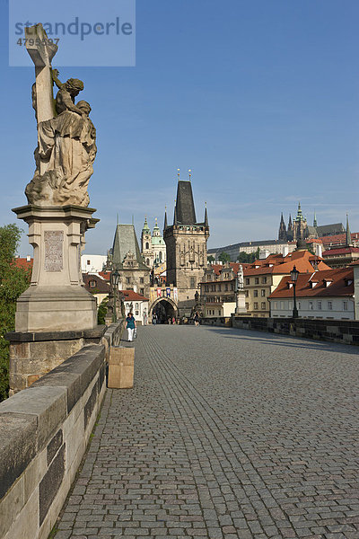 Die Statue der Hl. Luitgard  Karlsbrücke  hinten der Kleinseiter Brückenturm  Moldau  UNESCO Weltkulturerbe  Prag  Tschechische Republik  Europa