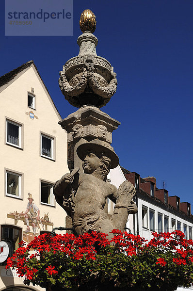 Putte mit einem Ährenstrauß an einem Brunnen  Marienplatz  Weilheim  Oberbayern  Deutschland  Europa