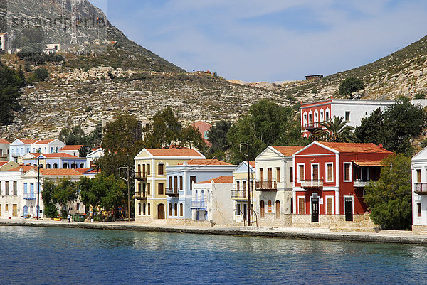 Häuser in der Bucht  Stadt Megisti auf der Insel Kastelorizo  Meis  Dodekanes Inseln  Ägäis  Mittelmeer  Griechenland  Europa