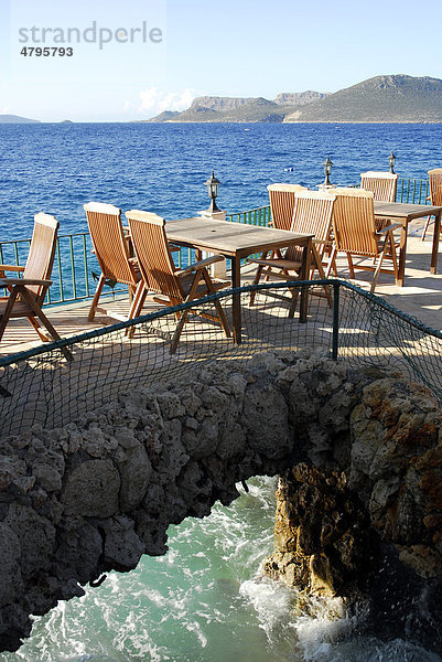 Sicht auf die griechische Insel Kastelorizo oder Meis  Terrasse auf der Halbinsel Cukurbag  Kas  lykische Küste  Provinz Antalya  Mittelmeer  Türkei  Eurasien