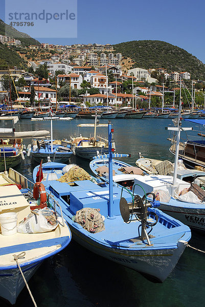 Fischerboote im Hafen von Kas  lykische Küste  Provinz Antalya  Mittelmeer  Türkei  Eurasien