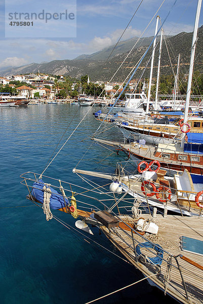 Segelschiffe  Boote im Hafen von Kas  lykische Küste  Provinz Antalya  Mittelmeer  Türkei  Eurasien