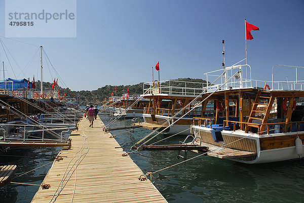 Boote im Hafen  Ücagiz  Kekova Bucht  lykische Küste  Provinz Antalya  Mittelmeer  Türkei  Eurasien
