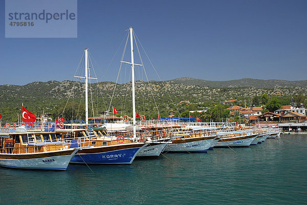 Boote im Hafen  Ücagiz  Kekova Bucht  lykische Küste  Provinz Antalya  Mittelmeer  Türkei  Eurasien