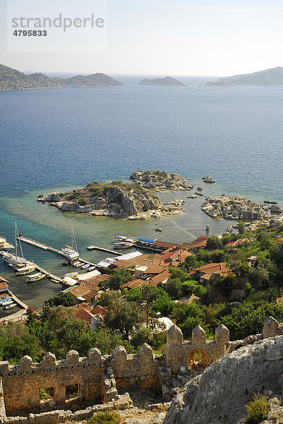 Mittelalterliche Burg am Dorf Kale  Kaleköy oder Simena  Blick über die Kekova Bucht  lykische Küste  Provinz Antalya  Mittelmeer  Türkei  Eurasien