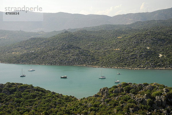 Boote in der Bucht hinter Kale  Kaleköy oder Simena  Kekova Gebiet  lykische Küste  Provinz Antalya  Mittelmeer  Türkei  Eurasien