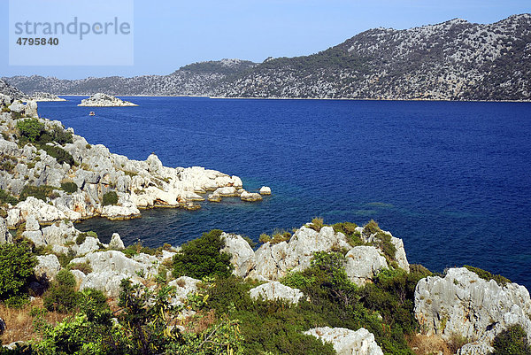 Felsige Küste in der Kekova Bucht  lykische Küste  Provinz Antalya  Mittelmeer  Türkei  Eurasien