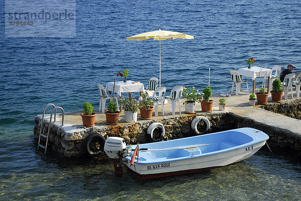 Cafe Restaurant Terrasse am Wasser im Dorf Kale  Kaleköy oder Simena  Kekova Bucht  lykische Küste  Provinz Antalya  Mittelmeer  Türkei  Eurasien