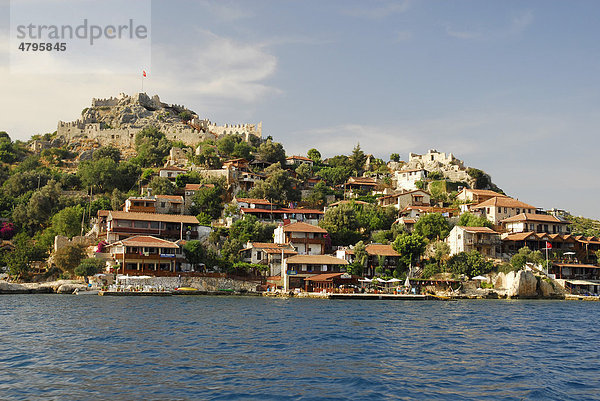 Mittelalterliche Burg oberhalb des Dorfes Kale  Kaleköy oder Simena  Kekova Bucht  lykische Küste  Provinz Antalya  Mittelmeer  Türkei  Eurasien