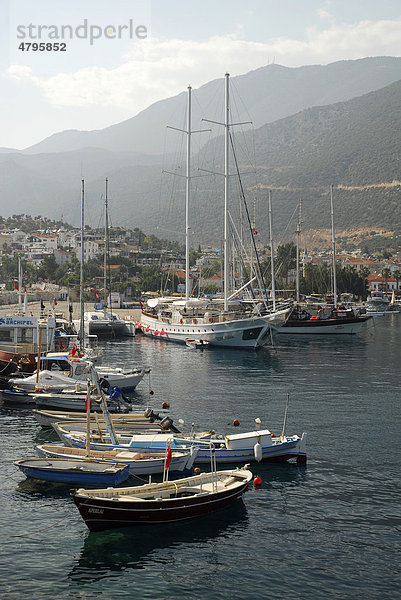 Boote im Hafen von Kas  lykische Küste  Provinz Antalya  Mittelmeer  Türkei  Eurasien