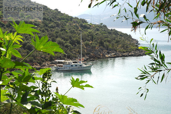 Segelschiff  Bucht an der Halbinsel Cukurbag  Kas  lykische Küste  Provinz Antalya  Mittelmeer  Türkei  Eurasien