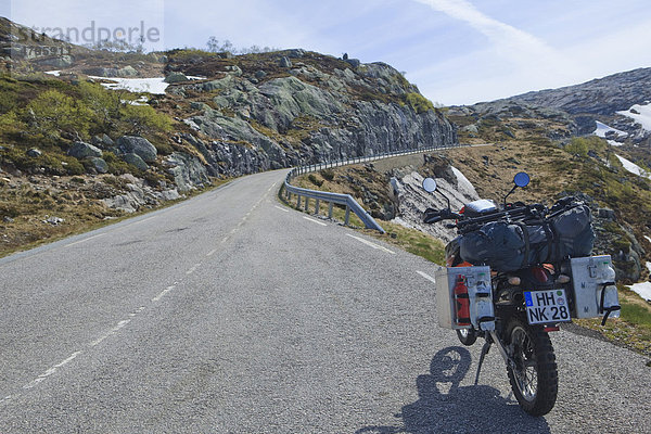 Enduro Motorrad an einer Landstraße  Turtagro  Norwegen  Skandinavien  Europa