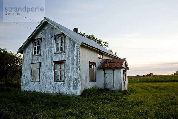 Verlassenes altes Holzhaus in der Abenddämmerung  Gimsefjorde  Norwegen  Skandinavien  Europa