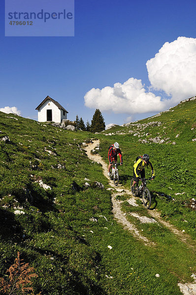 Mountainbiker vor Kapelle auf der Eggenalm  Reit im Winkl  Bayern  Deutschland  Europa  Tirol  Österreich  Europa