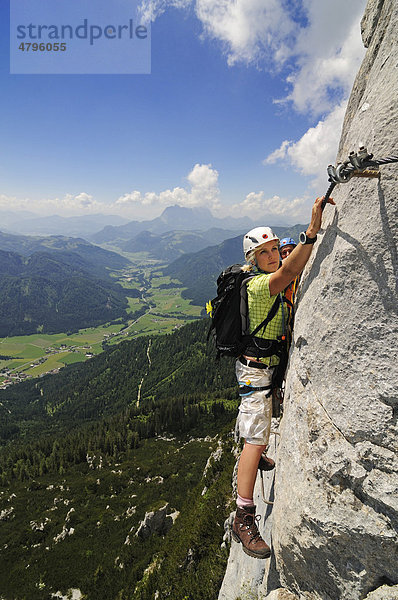 Kletterin  Schuasta Gangl  Gamssteig-Klettersteig  Steinplatte  Reit im Winkl  Chiemgau  Oberbayern  Bayern  Deutschland  Tirol  Österreich  Europa