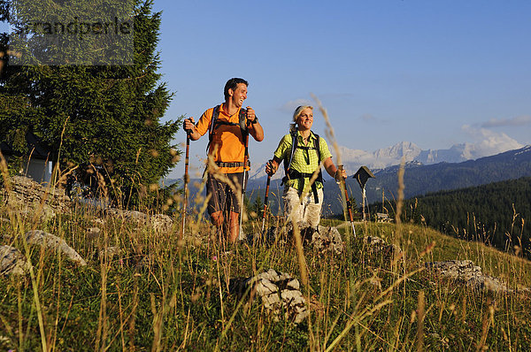 Wanderer auf der Winklmoos-Alm  Reit im Winkl  Chiemgau  Oberbayern  Bayern  Deutschland  Europa