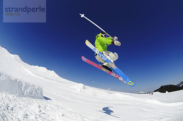 Skifahrer  Funpark  Skigebiet Reit im Winkl  Chiemgau  Oberbayern  Deutschland  Europa