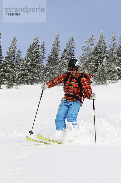 Skifahrer auf Skitour auf das Dürrnbachhorn  Reit im Winkl  Chiemgau  Oberbayern  Deutschland  Europa