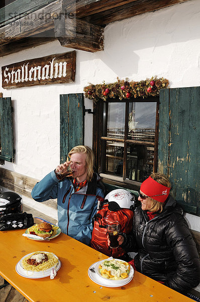 Skifahrer bei Rast vor der Stallenalm  Steinplatte  Reit im Winkl  Chiemgau  Oberbayern  Deutschland  Europa