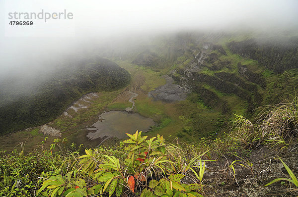 Krater des Vulkans La Soufriere  St. Vincent  Kleine Antillen  Karibik