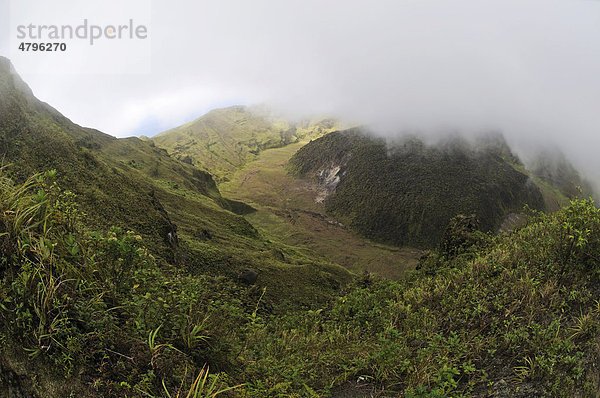 Krater des Vulkans La Soufriere  St. Vincent  Kleine Antillen  Karibik