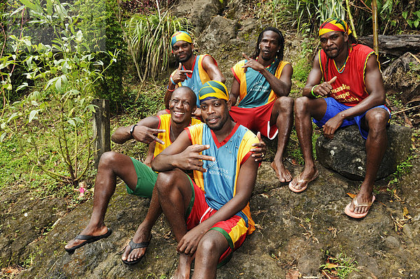 Kunstspringer bei den Annandale Falls  Saint George  Grenada  Kleine Antillen  Karibik