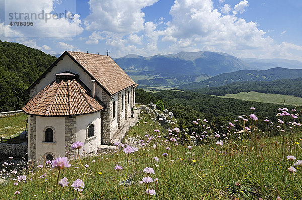 Wanderer bei Kirche Santa Maria di Monte Tranquillo  Villetta Barrea  Nationalpark der Abruzzen  Italien  Europa