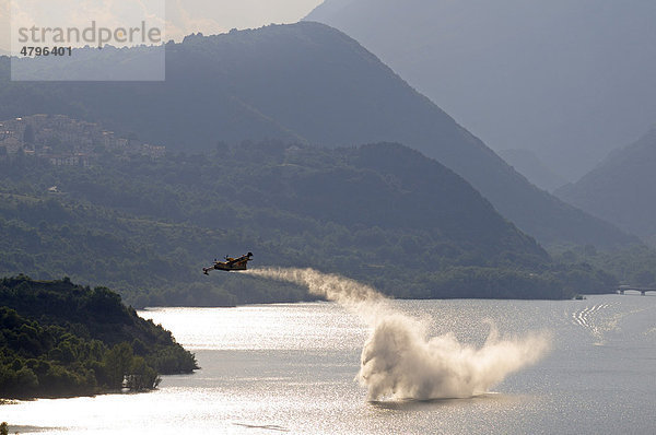 Löschflugzeug übt am Lago di Barrea  Abruzzen  Italien  Europa