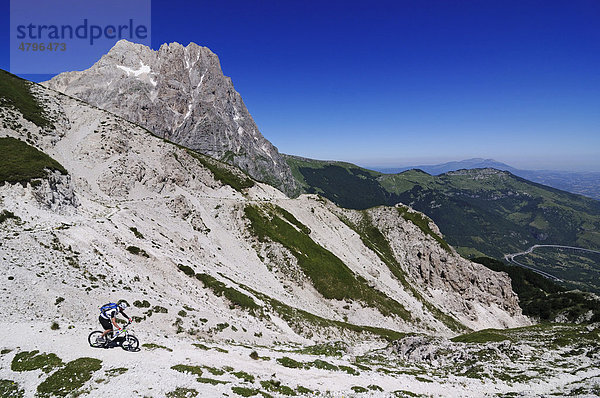 Mountainbiker am Corno Grande bei Casale San Nicola  Campo Imperatore  Nationalpark Gran Sasso  Abruzzen  Italien  Europa