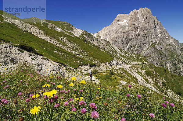 Mountainbiker am Corno Grande bei Casale San Nicola  Campo Imperatore  Nationalpark Gran Sasso  Abruzzen  Italien  Europa